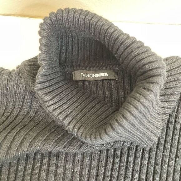 FashionNova| Turtleneck| thick good quality fabric| Has stretch - Picture 7 of 11